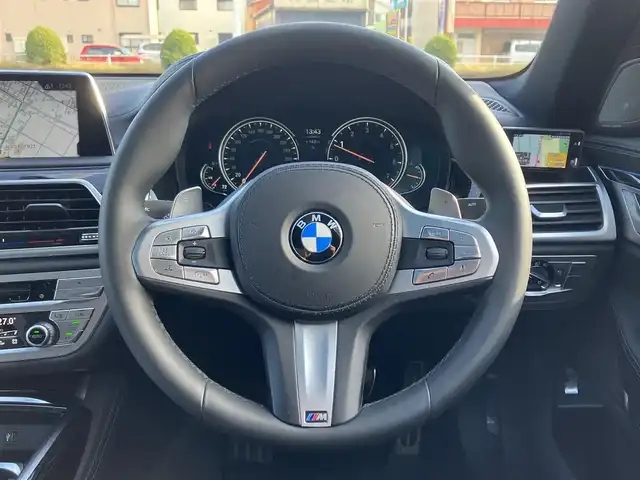 ＢＭＷ ７４０ｉ Mスポーツ 三重県 2019(平31)年 5.5万km アルピンホワイトⅢ サンルーフ/ハーマンカードンサウンド/パワーバックドア/ターボ/♪インテリジェントセーフティ/ ・ブレーキ機能付き追突警告・回避アシスト/ ・Cityブレーキ機能付き歩行者警告/ ・レーンディパーチャーウォーニング/ ・レーンチェンジウォー二ング・側方衝突警告/♪ブラインドスポットモニター/♪純正ナビ/ ・フルセグ・Bluetoothオーディオ/ ・スクリーンミラーリング/ ・CD録音・DVD再生・USB/♪全方位モニター/♪バックカメラ/♪ヘッドアップディスプレイ/♪アクティブクルーズコントロール(ACC)/♪スマートキー×2/♪プッシュスタート/♪オートブレーキホールド/♪黒革シート/♪前席パワーシート(メモリ付き）/♪全席シートヒーター/前席エアシート/♪電動サンシェード/♪ドライブレコーダー付きレーダー探知機/♪純正20インチAW/♪LEDヘッドライト/♪LEDフォグ/♪リアフォグ/♪ハイビームアシスタント/♪オートワイパー/♪アイドリングストップ/♪革巻きステアリング/♪パドルシフト/♪ステアリングスイッチ/♪オートリトラクタブルミラー/♪フロアマット/♪スモークフィルム/♪ETC/♪サイド/カーテンエアバック