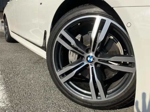 ＢＭＷ ７４０ｉ Mスポーツ 三重県 2019(平31)年 5.5万km アルピンホワイトⅢ サンルーフ/ハーマンカードンサウンド/パワーバックドア/ターボ/♪インテリジェントセーフティ/ ・ブレーキ機能付き追突警告・回避アシスト/ ・Cityブレーキ機能付き歩行者警告/ ・レーンディパーチャーウォーニング/ ・レーンチェンジウォー二ング・側方衝突警告/♪ブラインドスポットモニター/♪純正ナビ/ ・フルセグ・Bluetoothオーディオ/ ・スクリーンミラーリング/ ・CD録音・DVD再生・USB/♪全方位モニター/♪バックカメラ/♪ヘッドアップディスプレイ/♪アクティブクルーズコントロール(ACC)/♪スマートキー×2/♪プッシュスタート/♪オートブレーキホールド/♪黒革シート/♪前席パワーシート(メモリ付き）/♪全席シートヒーター/前席エアシート/♪電動サンシェード/♪ドライブレコーダー付きレーダー探知機/♪純正20インチAW/♪LEDヘッドライト/♪LEDフォグ/♪リアフォグ/♪ハイビームアシスタント/♪オートワイパー/♪アイドリングストップ/♪革巻きステアリング/♪パドルシフト/♪ステアリングスイッチ/♪オートリトラクタブルミラー/♪フロアマット/♪スモークフィルム/♪ETC/♪サイド/カーテンエアバック