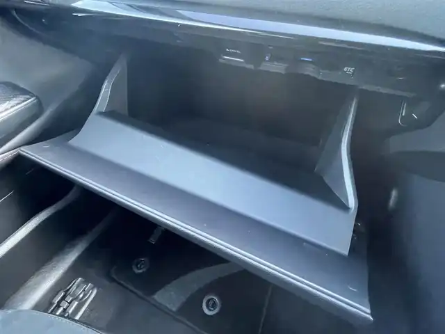 トヨタ クラウン ハイブリッド RS Four リミテッド 道央・札幌 2020(令2)年 6.9万km ホワイトパールクリスタルシャイン ・４WD/・ワンオーナー/・衝突軽減ブレーキ/・寒冷地仕様/・全方位カメラ/・モデリスタエアロ/・モデリスタマフラー/・パワーシート/・純正ナビ/　CD＆BT＆USB＆TV/・バックカメラ/・ブラインドスポットモニター/・デジタルインナーミラー/・ハーフレザーシート/・コーナーセンサー/・レーンキープアシスト/・レーダークルーズコントロール/・パーキングアシスト/・オートエアコン/・オートライト/・オートリトラミラー/・レインセンサーワイパー/・シートヒーター/・ワイパーデアイサー/・純正エンジンスターター/・MT付きAT/・ビルトインETC/・プッシュスタート/・スマートキー/・純正フロアマット/・ドアバイザー/・ウィンカーミラー/・フォグライト/・LEDヘッドライト/・モデリスタ19インチAW