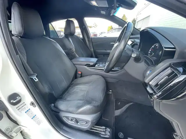 トヨタ クラウン ハイブリッド RS Four リミテッド 道央・札幌 2020(令2)年 6.9万km ホワイトパールクリスタルシャイン ・４WD/・ワンオーナー/・衝突軽減ブレーキ/・寒冷地仕様/・全方位カメラ/・モデリスタエアロ/・モデリスタマフラー/・パワーシート/・純正ナビ/　CD＆BT＆USB＆TV/・バックカメラ/・ブラインドスポットモニター/・デジタルインナーミラー/・ハーフレザーシート/・コーナーセンサー/・レーンキープアシスト/・レーダークルーズコントロール/・パーキングアシスト/・オートエアコン/・オートライト/・オートリトラミラー/・レインセンサーワイパー/・シートヒーター/・ワイパーデアイサー/・純正エンジンスターター/・MT付きAT/・ビルトインETC/・プッシュスタート/・スマートキー/・純正フロアマット/・ドアバイザー/・ウィンカーミラー/・フォグライト/・LEDヘッドライト/・モデリスタ19インチAW