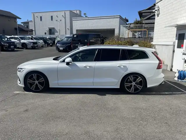 ボルボ Ｖ６０ B5 インスクリプション 神奈川県 2021(令3)年 3万km パール