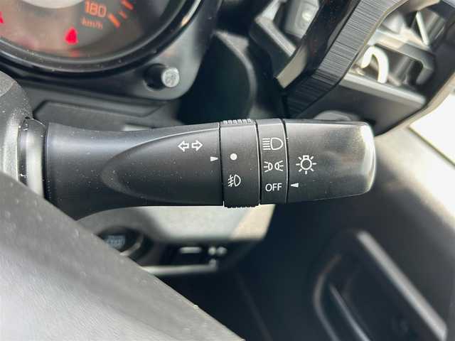 スズキ ジムニー シエラ JL 静岡県 2018(平30)年 11.3万km スペリアホワイト エンジンスタートボタン/パワーステアリング/パワーウィンドウ/4WD/オートエアコン/スマーキー/ETC/純正SDナビ（BT接続、フルセグTV、DVD再生可能）/前方ドライブレコーダー/純正フロアマット/布系シート/D＋N席シートヒーター/背面タイヤ/純正アルミホイール/ABS/横滑り防止装置/ダウンヒルアシストコントロール/ハロゲンヘッドライト/W＋サイドエアバック