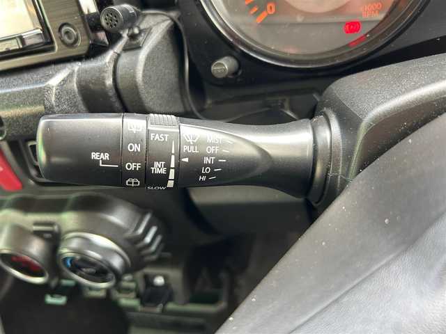 スズキ ジムニー シエラ JL 静岡県 2018(平30)年 11.3万km スペリアホワイト エンジンスタートボタン/パワーステアリング/パワーウィンドウ/4WD/オートエアコン/スマーキー/ETC/純正SDナビ（BT接続、フルセグTV、DVD再生可能）/前方ドライブレコーダー/純正フロアマット/布系シート/D＋N席シートヒーター/背面タイヤ/純正アルミホイール/ABS/横滑り防止装置/ダウンヒルアシストコントロール/ハロゲンヘッドライト/W＋サイドエアバック