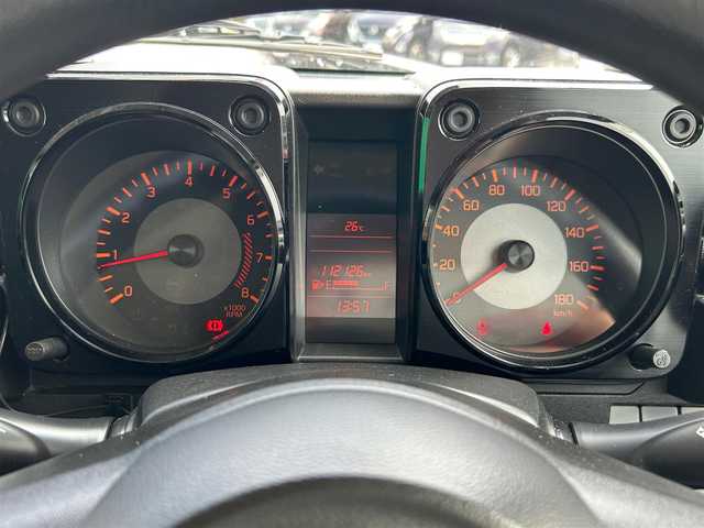 スズキ ジムニー シエラ JL 静岡県 2018(平30)年 11.3万km スペリアホワイト エンジンスタートボタン/パワーステアリング/パワーウィンドウ/4WD/オートエアコン/スマーキー/ETC/純正SDナビ（BT接続、フルセグTV、DVD再生可能）/前方ドライブレコーダー/純正フロアマット/布系シート/D＋N席シートヒーター/背面タイヤ/純正アルミホイール/ABS/横滑り防止装置/ダウンヒルアシストコントロール/ハロゲンヘッドライト/W＋サイドエアバック