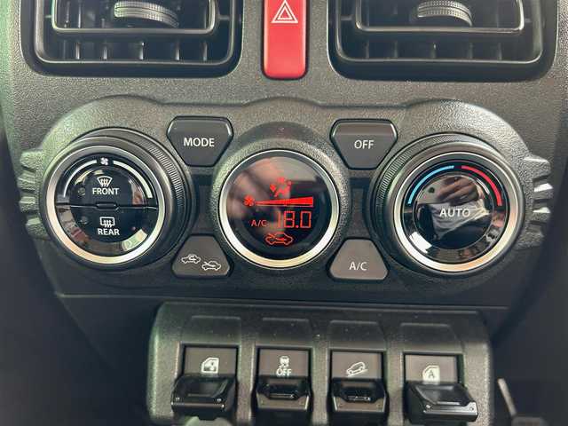 スズキ ジムニー シエラ JL 静岡県 2018(平30)年 11.3万km スペリアホワイト エンジンスタートボタン/パワーステアリング/パワーウィンドウ/4WD/オートエアコン/スマーキー/ETC/純正SDナビ（BT接続、フルセグTV、DVD再生可能）/前方ドライブレコーダー/純正フロアマット/布系シート/D＋N席シートヒーター/背面タイヤ/純正アルミホイール/ABS/横滑り防止装置/ダウンヒルアシストコントロール/ハロゲンヘッドライト/W＋サイドエアバック