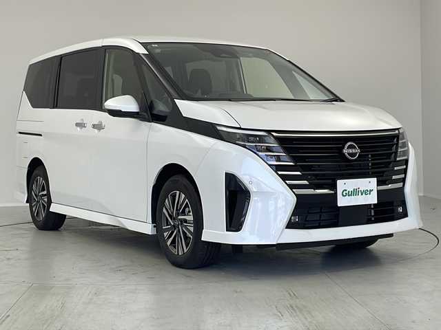 日産 セレナ ハイウェイスター V 茨城県 2023(令5)年 0.1千km プリズムホワイト 登録済み未使用車　/プロパイロット/・ハイビームアシスト/・エマージェンシーブレーキ/・車線逸脱警報/・踏み間違い防止/・ふらつき警報/・ダウンヒルアシストコントロール/ハーフレザー　/両側パワースライドドア　/電子パーキング　/・ブレーキホールド　/パドルシフト　/プッシュスタート　/・スマートキー　/・スペアキー/LEDライト/・オートライト/ステアリングスイッチ　/・革巻きステアリング/・チルトステアリング/USB入力端子/・ウィンカーミラー/オートミラー/取扱説明書/・保証書