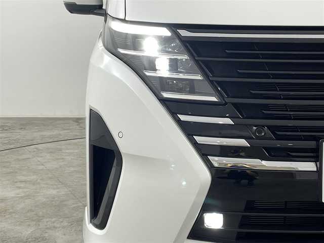 日産 セレナ ハイウェイスター V 福島県 2023(令5)年 0.1万km未満 プリズムホワイト 登録済み未使用車　/プロパイロット/・ハイビームアシスト/・エマージェンシーブレーキ/・車線逸脱警報/・踏み間違い防止/・ふらつき警報/・ダウンヒルアシストコントロール/ハーフレザー　/両側パワースライドドア　/電子パーキング　/・ブレーキホールド　/パドルシフト　/プッシュスタート　/・スマートキー　/・スペアキー/LEDライト/・オートライト/ステアリングスイッチ　/・革巻きステアリング/・チルトステアリング/USB入力端子/・ウィンカーミラー/オートミラー/取扱説明書/・保証書