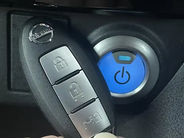 日産 リーフ X Vセレクション 千葉県 2020(令2)年 3.7万km ブリリアントホワイトパール/オーロラフレアブルーパール 2トーン 純正ナビ　/Ｂｌｕｅｔｏｏｔｈ　フルセグＴＶ　ＡｐｐｌｅＣａｒＰｌａｙ　ＵＳＢ　/Ｄ／Ｎ席シートヒーター　/ステアリングヒーター　/全方位カメラ　/ＥＴＣ　/電動パーキングブレーキ　/ＬＥＤヘッドライト　/パワーウィンドウ/パワーステアリング/ＡＢＳ