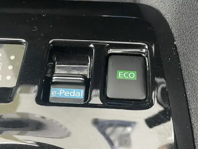 日産 リーフ X Vセレクション 千葉県 2020(令2)年 3.7万km ブリリアントホワイトパール/オーロラフレアブルーパール 2トーン 純正ナビ　/Ｂｌｕｅｔｏｏｔｈ　フルセグＴＶ　ＡｐｐｌｅＣａｒＰｌａｙ　ＵＳＢ　/Ｄ／Ｎ席シートヒーター　/ステアリングヒーター　/全方位カメラ　/ＥＴＣ　/電動パーキングブレーキ　/ＬＥＤヘッドライト　/パワーウィンドウ/パワーステアリング/ＡＢＳ