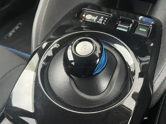 日産 リーフ X Vセレクション 千葉県 2020(令2)年 3.7万km ブリリアントホワイトパール/オーロラフレアブルーパール 2トーン 純正ナビ　/Ｂｌｕｅｔｏｏｔｈ　フルセグＴＶ　ＡｐｐｌｅＣａｒＰｌａｙ　ＵＳＢ　/Ｄ／Ｎ席シートヒーター　/ステアリングヒーター　/全方位カメラ　/ＥＴＣ　/電動パーキングブレーキ　/ＬＥＤヘッドライト　/パワーウィンドウ/パワーステアリング/ＡＢＳ