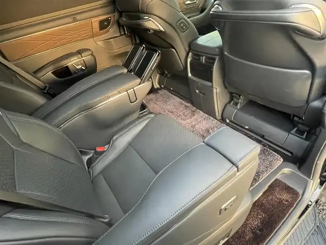 トヨタ アルファードハイブリット エグゼクティブ ラウンジ 福岡県 2025(令7)年 1.3万km ブラック ワンオーナー/モデリスタ/エアロ(フロント/サイド/リヤ)/マルチカラーインテリアイルミ/左右独立ムーンルーフ/純正14インチフリップダウンモニター/JBLサウンド/ユニバーサルステップ左右/デジタルインナーミラー/純正14インチコネクテッドナビ/(Bluetooth/Miracast/フルセグTV)/パノラミックビューモニター/トヨタチームメイト/アドバンストパーク/アドバンスドドライブ/トヨタセーフティセンス/プリクラッシュセーフティ/レーントディパーチャーアラート/レーンチェンジアシスト/レーダークルーズコントロール/ブラインドスポットモニター/安心降車アシスト/周辺車両接近時サポート/プロアクティブドライビングアシスト/フロント/リヤクロストラフィックアラート/リヤカメラディテクション/パワーバックドア/黒色レザーシート/ヘッドアップディスプレイ/ステアリングヒーター/パワーシート/シートヒーター/ベンチレーション(1.2列目)/シートメモリー/2列目/オットマン＆アームレストヒーター/リヤマルチオペレーションパネル/シート操作スイッチ/置くだけ充電