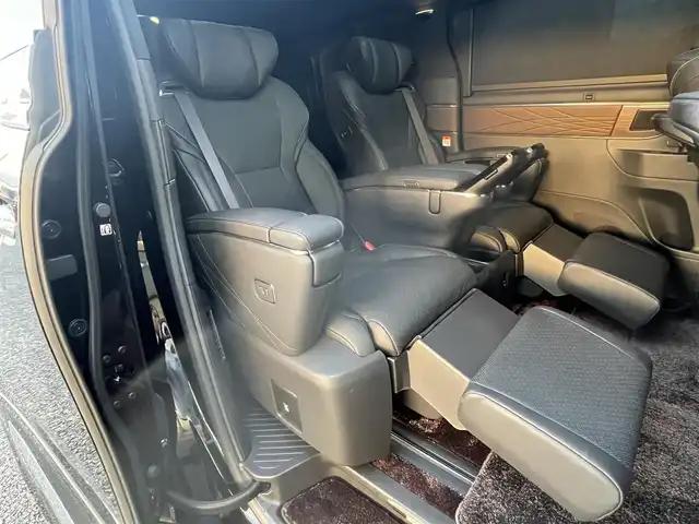 トヨタ アルファードハイブリット エグゼクティブ ラウンジ 福岡県 2025(令7)年 1.3万km ブラック ワンオーナー/モデリスタ/エアロ(フロント/サイド/リヤ)/マルチカラーインテリアイルミ/左右独立ムーンルーフ/純正14インチフリップダウンモニター/JBLサウンド/ユニバーサルステップ左右/デジタルインナーミラー/純正14インチコネクテッドナビ/(Bluetooth/Miracast/フルセグTV)/パノラミックビューモニター/トヨタチームメイト/アドバンストパーク/アドバンスドドライブ/トヨタセーフティセンス/プリクラッシュセーフティ/レーントディパーチャーアラート/レーンチェンジアシスト/レーダークルーズコントロール/ブラインドスポットモニター/安心降車アシスト/周辺車両接近時サポート/プロアクティブドライビングアシスト/フロント/リヤクロストラフィックアラート/リヤカメラディテクション/パワーバックドア/黒色レザーシート/ヘッドアップディスプレイ/ステアリングヒーター/パワーシート/シートヒーター/ベンチレーション(1.2列目)/シートメモリー/2列目/オットマン＆アームレストヒーター/リヤマルチオペレーションパネル/シート操作スイッチ/置くだけ充電