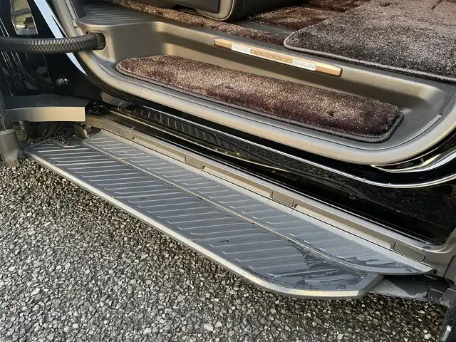 トヨタ アルファードハイブリット エグゼクティブ ラウンジ 福岡県 2025(令7)年 1.3万km ブラック ワンオーナー/モデリスタ/エアロ(フロント/サイド/リヤ)/マルチカラーインテリアイルミ/左右独立ムーンルーフ/純正14インチフリップダウンモニター/JBLサウンド/ユニバーサルステップ左右/デジタルインナーミラー/純正14インチコネクテッドナビ/(Bluetooth/Miracast/フルセグTV)/パノラミックビューモニター/トヨタチームメイト/アドバンストパーク/アドバンスドドライブ/トヨタセーフティセンス/プリクラッシュセーフティ/レーントディパーチャーアラート/レーンチェンジアシスト/レーダークルーズコントロール/ブラインドスポットモニター/安心降車アシスト/周辺車両接近時サポート/プロアクティブドライビングアシスト/フロント/リヤクロストラフィックアラート/リヤカメラディテクション/パワーバックドア/黒色レザーシート/ヘッドアップディスプレイ/ステアリングヒーター/パワーシート/シートヒーター/ベンチレーション(1.2列目)/シートメモリー/2列目/オットマン＆アームレストヒーター/リヤマルチオペレーションパネル/シート操作スイッチ/置くだけ充電