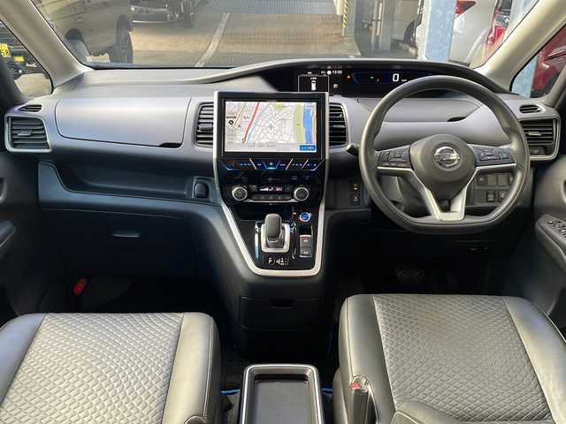 日産 セレナ e－パワー XV 広島県 2018(平30)年 6万km カシミヤグレージュ 禁煙/社外9型SDナビ/CD/DVD/SD/BT/フルセグTV/アラウンドビューモニター/社外12.8型フリップダウンモニター(RXH12X-L)/プロパイロット/ハイビームアシスト/エマージェンシーブレーキ/インテリジェント DA（ふらつき警報）/標識検知機能/インテリジェント LI（車線逸脱防止支援システム）/LDW（車線逸脱警報）/インテリジェント BSI（後側方衝突防止支援システム）/BSW（後側方車両検知警報）/踏み間違い衝突防止アシスト/インテリジェント ルームミラー/オートブレーキホールド/スマートキー/プッシュスタート/純正フロアマット/社外アルミホイール