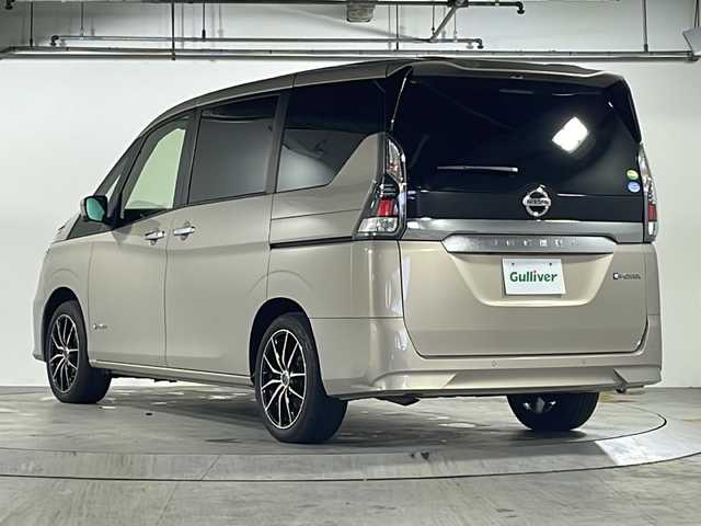 日産 セレナ e－パワー XV 広島県 2018(平30)年 6万km カシミヤグレージュ 禁煙/社外9型SDナビ/CD/DVD/SD/BT/フルセグTV/アラウンドビューモニター/社外12.8型フリップダウンモニター(RXH12X-L)/プロパイロット/ハイビームアシスト/エマージェンシーブレーキ/インテリジェント DA（ふらつき警報）/標識検知機能/インテリジェント LI（車線逸脱防止支援システム）/LDW（車線逸脱警報）/インテリジェント BSI（後側方衝突防止支援システム）/BSW（後側方車両検知警報）/踏み間違い衝突防止アシスト/インテリジェント ルームミラー/オートブレーキホールド/スマートキー/プッシュスタート/純正フロアマット/社外アルミホイール