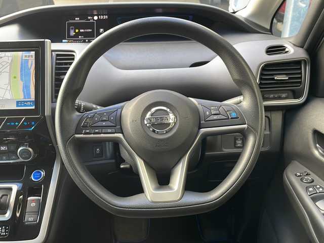 日産 セレナ e－パワー XV 広島県 2018(平30)年 6万km カシミヤグレージュ 禁煙/社外9型SDナビ/CD/DVD/SD/BT/フルセグTV/アラウンドビューモニター/社外12.8型フリップダウンモニター(RXH12X-L)/プロパイロット/ハイビームアシスト/エマージェンシーブレーキ/インテリジェント DA（ふらつき警報）/標識検知機能/インテリジェント LI（車線逸脱防止支援システム）/LDW（車線逸脱警報）/インテリジェント BSI（後側方衝突防止支援システム）/BSW（後側方車両検知警報）/踏み間違い衝突防止アシスト/インテリジェント ルームミラー/オートブレーキホールド/スマートキー/プッシュスタート/純正フロアマット/社外アルミホイール