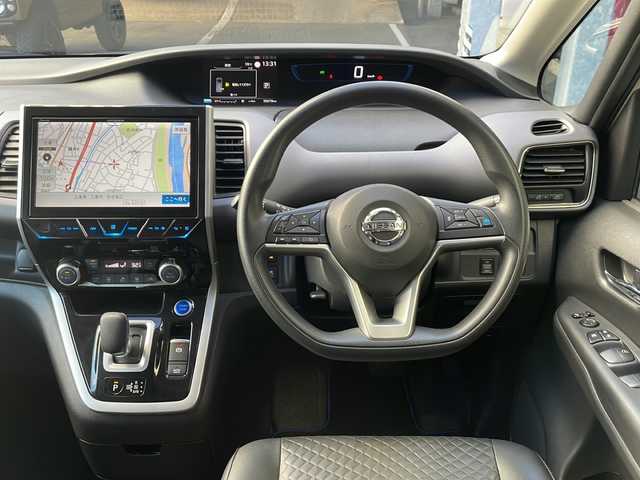 日産 セレナ e－パワー XV 広島県 2018(平30)年 6万km カシミヤグレージュ 禁煙/社外9型SDナビ/CD/DVD/SD/BT/フルセグTV/アラウンドビューモニター/社外12.8型フリップダウンモニター(RXH12X-L)/プロパイロット/ハイビームアシスト/エマージェンシーブレーキ/インテリジェント DA（ふらつき警報）/標識検知機能/インテリジェント LI（車線逸脱防止支援システム）/LDW（車線逸脱警報）/インテリジェント BSI（後側方衝突防止支援システム）/BSW（後側方車両検知警報）/踏み間違い衝突防止アシスト/インテリジェント ルームミラー/オートブレーキホールド/スマートキー/プッシュスタート/純正フロアマット/社外アルミホイール