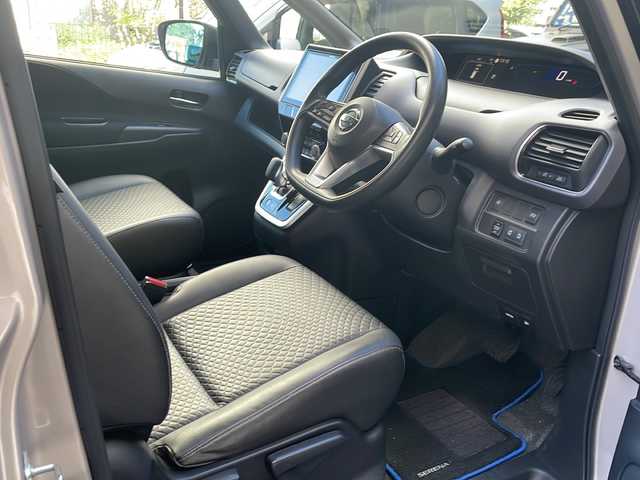 日産 セレナ e－パワー XV 広島県 2018(平30)年 6万km カシミヤグレージュ 禁煙/社外9型SDナビ/CD/DVD/SD/BT/フルセグTV/アラウンドビューモニター/社外12.8型フリップダウンモニター(RXH12X-L)/プロパイロット/ハイビームアシスト/エマージェンシーブレーキ/インテリジェント DA（ふらつき警報）/標識検知機能/インテリジェント LI（車線逸脱防止支援システム）/LDW（車線逸脱警報）/インテリジェント BSI（後側方衝突防止支援システム）/BSW（後側方車両検知警報）/踏み間違い衝突防止アシスト/インテリジェント ルームミラー/オートブレーキホールド/スマートキー/プッシュスタート/純正フロアマット/社外アルミホイール