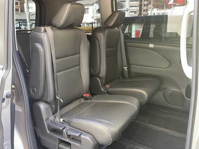 日産 セレナ e－パワー XV 広島県 2018(平30)年 6万km カシミヤグレージュ 禁煙/社外9型SDナビ/CD/DVD/SD/BT/フルセグTV/アラウンドビューモニター/社外12.8型フリップダウンモニター(RXH12X-L)/プロパイロット/ハイビームアシスト/エマージェンシーブレーキ/インテリジェント DA（ふらつき警報）/標識検知機能/インテリジェント LI（車線逸脱防止支援システム）/LDW（車線逸脱警報）/インテリジェント BSI（後側方衝突防止支援システム）/BSW（後側方車両検知警報）/踏み間違い衝突防止アシスト/インテリジェント ルームミラー/オートブレーキホールド/スマートキー/プッシュスタート/純正フロアマット/社外アルミホイール