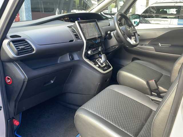 日産 セレナ e－パワー XV 広島県 2018(平30)年 6万km カシミヤグレージュ 禁煙/社外9型SDナビ/CD/DVD/SD/BT/フルセグTV/アラウンドビューモニター/社外12.8型フリップダウンモニター(RXH12X-L)/プロパイロット/ハイビームアシスト/エマージェンシーブレーキ/インテリジェント DA（ふらつき警報）/標識検知機能/インテリジェント LI（車線逸脱防止支援システム）/LDW（車線逸脱警報）/インテリジェント BSI（後側方衝突防止支援システム）/BSW（後側方車両検知警報）/踏み間違い衝突防止アシスト/インテリジェント ルームミラー/オートブレーキホールド/スマートキー/プッシュスタート/純正フロアマット/社外アルミホイール