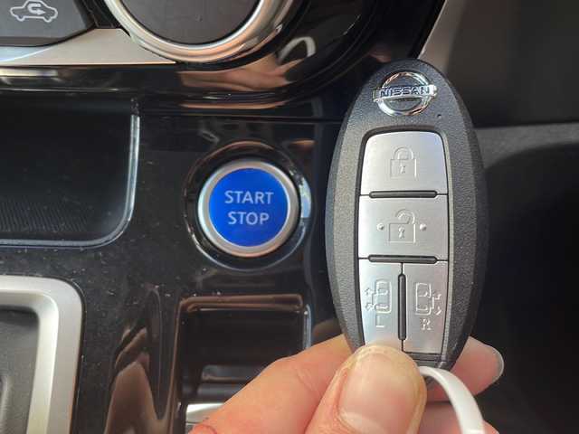 日産 セレナ e－パワー XV 広島県 2018(平30)年 6万km カシミヤグレージュ 禁煙/社外9型SDナビ/CD/DVD/SD/BT/フルセグTV/アラウンドビューモニター/社外12.8型フリップダウンモニター(RXH12X-L)/プロパイロット/ハイビームアシスト/エマージェンシーブレーキ/インテリジェント DA（ふらつき警報）/標識検知機能/インテリジェント LI（車線逸脱防止支援システム）/LDW（車線逸脱警報）/インテリジェント BSI（後側方衝突防止支援システム）/BSW（後側方車両検知警報）/踏み間違い衝突防止アシスト/インテリジェント ルームミラー/オートブレーキホールド/スマートキー/プッシュスタート/純正フロアマット/社外アルミホイール