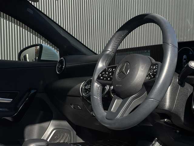 メルセデス・ベンツ Ａ１８０ 長野県 2019(平31)年 1.9万km ポーラホワイト ワンオーナー/　純正前後ドライブレコーダー/　純正ナビ/　バックカメラ/　フルセグＴＶ/　レーダーセーフティＰＫＧ/　ハーフレザーシート/　キーレスゴー/　ワイヤレスチャージ/　me connect/　ＵＳＢ３．０/　ＬＥＤヘッドライト/　ETC2.0/　オートライト /　アイドリングストップ/　純正ドアバイザー/　禁煙/　保証書・取説・スペアキー