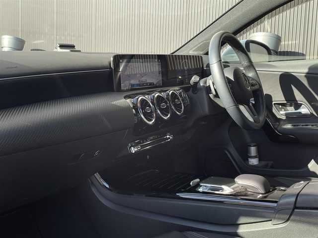 メルセデス・ベンツ Ａ１８０ 長野県 2019(平31)年 1.9万km ポーラホワイト ワンオーナー/　純正前後ドライブレコーダー/　純正ナビ/　バックカメラ/　フルセグＴＶ/　レーダーセーフティＰＫＧ/　ハーフレザーシート/　キーレスゴー/　ワイヤレスチャージ/　me connect/　ＵＳＢ３．０/　ＬＥＤヘッドライト/　ETC2.0/　オートライト /　アイドリングストップ/　純正ドアバイザー/　禁煙/　保証書・取説・スペアキー