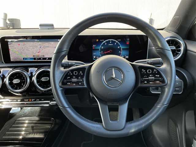 メルセデス・ベンツ Ａ１８０ 長野県 2019(平31)年 1.9万km ポーラホワイト ワンオーナー/　純正前後ドライブレコーダー/　純正ナビ/　バックカメラ/　フルセグＴＶ/　レーダーセーフティＰＫＧ/　ハーフレザーシート/　キーレスゴー/　ワイヤレスチャージ/　me connect/　ＵＳＢ３．０/　ＬＥＤヘッドライト/　ETC2.0/　オートライト /　アイドリングストップ/　純正ドアバイザー/　禁煙/　保証書・取説・スペアキー