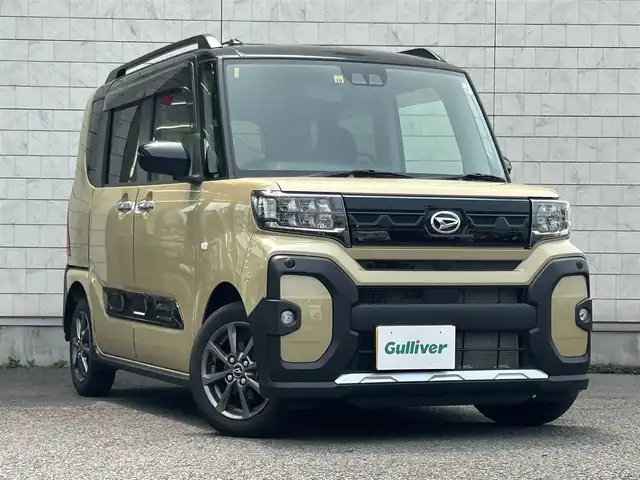 ダイハツ タント ファンクロス 大分県 2022(令4)年 2.1万km ブラックマイカメタリック/サンドベージュメタリック 両側パワースライドドア /USB/シートヒーター（D＋N席）/コーナーセンサー（前後）/オートライト/ルーフレール/LEDライト/純正14インチアルミホイル/アイドリングストップ/スペアキー/プッシュスタート/横滑り防止装置/衝突被害軽減装置/新車保証書/取扱説明書