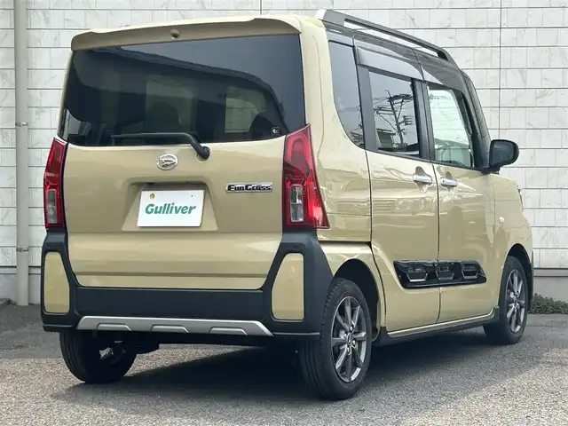 ダイハツ タント ファンクロス 大分県 2022(令4)年 2.1万km ブラックマイカメタリック/サンドベージュメタリック 両側パワースライドドア /USB/シートヒーター（D＋N席）/コーナーセンサー（前後）/オートライト/ルーフレール/LEDライト/純正14インチアルミホイル/アイドリングストップ/スペアキー/プッシュスタート/横滑り防止装置/衝突被害軽減装置/新車保証書/取扱説明書