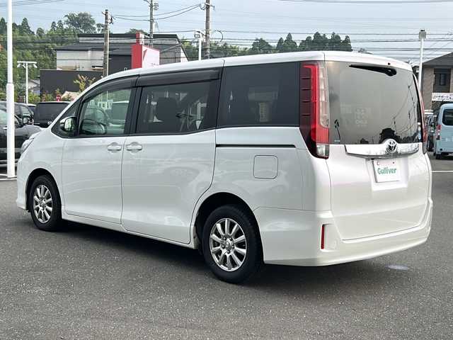 トヨタ ノア X ディライトプラス 鹿児島県 2015(平27)年 10.8万km ホワイトパールクリスタルシャイン 社外SDナビ/（AM/FM/DVD/CD/Bluetooth）/両側パワースライドドア /ALPINE後席モニター/バックカメラ/ETC/プッシュスタート/スマートキー/オートライト/リアクーラー/アイドリングストップ/電動格納ミラー/社外フロアマット/社外15インチAW/ドアバイザー/パワーステアリング/パワーウィンドウ