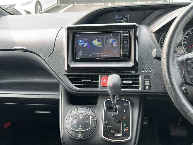 トヨタ ノア X ディライトプラス 鹿児島県 2015(平27)年 10.8万km ホワイトパールクリスタルシャイン 社外SDナビ/（AM/FM/DVD/CD/Bluetooth）/両側パワースライドドア /ALPINE後席モニター/バックカメラ/ETC/プッシュスタート/スマートキー/オートライト/リアクーラー/アイドリングストップ/電動格納ミラー/社外フロアマット/社外15インチAW/ドアバイザー/パワーステアリング/パワーウィンドウ