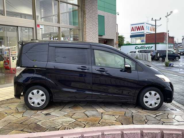ホンダ フリード G ジャストセレクション 静岡県 2012(平24)年 7.5万km プレミアムブラキッシュパール 【主要装備】/社外ナビ　/片側パワースライドドア　/ＥＴＣ　/アルパイン後席フリップダウンモニター　/ナビ連動ドライブレコーダー　/横滑り防止機能　/Ｂｌｕｅｔｏｏｔｈ　/フルセグテレビ　/バックカメラ