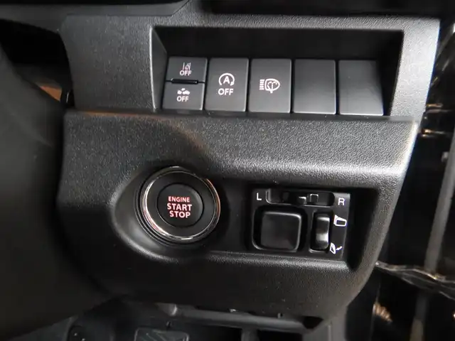 スズキ ジムニー XC 静岡県 2024(令6)年 0.2万km ブルーイッシュブラックパール3 ワンオーナー/新車保証書/取扱説明書/スマートキー×2/デュアルセンサーブレーキサポート/車線逸脱警報/誤発進抑制機能/ヒルディセントコントロール/クルーズコントロール/スマートキー×2/ストラーダナビゲーション/・CN-HE02WD/・Bluetooth接続/・SD/・DVD/・地デジフルセグ/バックカメラ/オートライト/ETC/純正ドライブレコーダー/LEDヘッドライト/純正フォグライト/前席シートヒーター/ヘッドライトウォッシャー/ウインカー付きドアミラー/純正16インチアルミ/オートエアコン/純正ドアバイザー/本革ステアリング