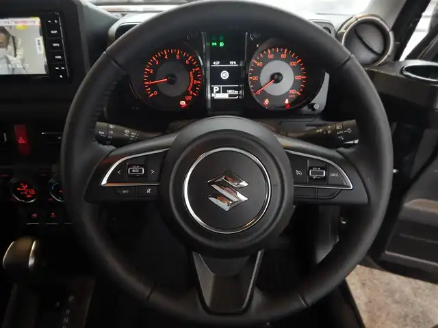 スズキ ジムニー XC 静岡県 2024(令6)年 0.2万km ブルーイッシュブラックパール3 ワンオーナー/新車保証書/取扱説明書/スマートキー×2/デュアルセンサーブレーキサポート/車線逸脱警報/誤発進抑制機能/ヒルディセントコントロール/クルーズコントロール/スマートキー×2/ストラーダナビゲーション/・CN-HE02WD/・Bluetooth接続/・SD/・DVD/・地デジフルセグ/バックカメラ/オートライト/ETC/純正ドライブレコーダー/LEDヘッドライト/純正フォグライト/前席シートヒーター/ヘッドライトウォッシャー/ウインカー付きドアミラー/純正16インチアルミ/オートエアコン/純正ドアバイザー/本革ステアリング