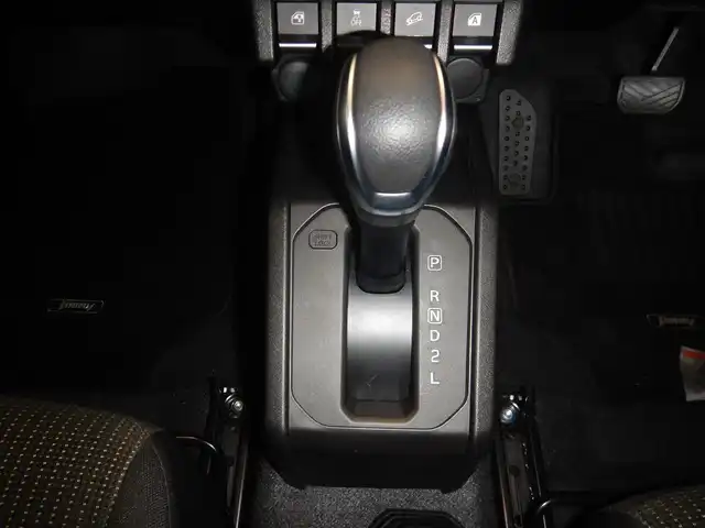 スズキ ジムニー XC 静岡県 2024(令6)年 0.2万km ブルーイッシュブラックパール3 ワンオーナー/新車保証書/取扱説明書/スマートキー×2/デュアルセンサーブレーキサポート/車線逸脱警報/誤発進抑制機能/ヒルディセントコントロール/クルーズコントロール/スマートキー×2/ストラーダナビゲーション/・CN-HE02WD/・Bluetooth接続/・SD/・DVD/・地デジフルセグ/バックカメラ/オートライト/ETC/純正ドライブレコーダー/LEDヘッドライト/純正フォグライト/前席シートヒーター/ヘッドライトウォッシャー/ウインカー付きドアミラー/純正16インチアルミ/オートエアコン/純正ドアバイザー/本革ステアリング