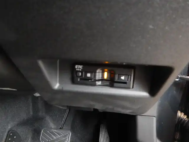スズキ ジムニー XC 静岡県 2024(令6)年 0.2万km ブルーイッシュブラックパール3 ワンオーナー/新車保証書/取扱説明書/スマートキー×2/デュアルセンサーブレーキサポート/車線逸脱警報/誤発進抑制機能/ヒルディセントコントロール/クルーズコントロール/スマートキー×2/ストラーダナビゲーション/・CN-HE02WD/・Bluetooth接続/・SD/・DVD/・地デジフルセグ/バックカメラ/オートライト/ETC/純正ドライブレコーダー/LEDヘッドライト/純正フォグライト/前席シートヒーター/ヘッドライトウォッシャー/ウインカー付きドアミラー/純正16インチアルミ/オートエアコン/純正ドアバイザー/本革ステアリング