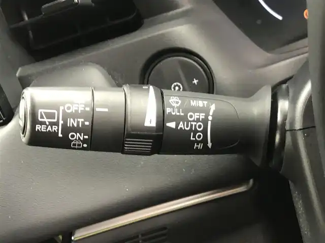 ホンダ ヴェゼル ハイブリッド e:HEV Z 愛知県 2023(令5)年 6万km プラチナホワイトパール ディスプレイオーディオ　/バックカメラ　/ハーフレザー　/シートヒーター　/ＥＴＣ２．０　/パドルシフト　/パワーバックドア　/ステアヒーター　/ＢＳＭ　/電子パーキング　/ＵＳＢ　/保証書　/取説　/記録簿　/スペアキー
