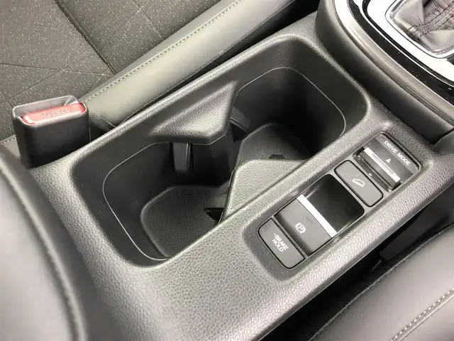 ホンダ ヴェゼル ハイブリッド e:HEV Z 愛知県 2023(令5)年 6万km プラチナホワイトパール ディスプレイオーディオ　/バックカメラ　/ハーフレザー　/シートヒーター　/ＥＴＣ２．０　/パドルシフト　/パワーバックドア　/ステアヒーター　/ＢＳＭ　/電子パーキング　/ＵＳＢ　/保証書　/取説　/記録簿　/スペアキー