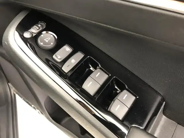 ホンダ ヴェゼル ハイブリッド e:HEV Z 愛知県 2023(令5)年 6万km プラチナホワイトパール ディスプレイオーディオ　/バックカメラ　/ハーフレザー　/シートヒーター　/ＥＴＣ２．０　/パドルシフト　/パワーバックドア　/ステアヒーター　/ＢＳＭ　/電子パーキング　/ＵＳＢ　/保証書　/取説　/記録簿　/スペアキー
