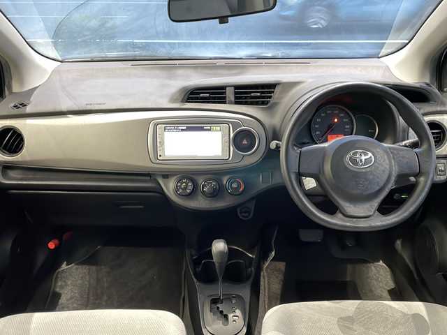 トヨタ ヴィッツ F 高知県 2013(平25)年 8.6万km シルバーM 純正ナビ/(Bluetooth/CD/SD/AUX/ワンセグ)/バックカメラ/ETC/リモコンキー/スペア鍵キー1本/フロアマット/ドアバイザー/電動格納ミラー/ヘッドランプレベライザー/ハロゲンヘッドライト/純正ホイールキャップ