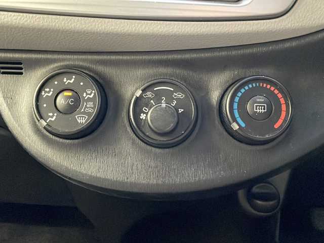 トヨタ ヴィッツ F 高知県 2013(平25)年 8.6万km シルバーM 純正ナビ/(Bluetooth/CD/SD/AUX/ワンセグ)/バックカメラ/ETC/リモコンキー/スペア鍵キー1本/フロアマット/ドアバイザー/電動格納ミラー/ヘッドランプレベライザー/ハロゲンヘッドライト/純正ホイールキャップ