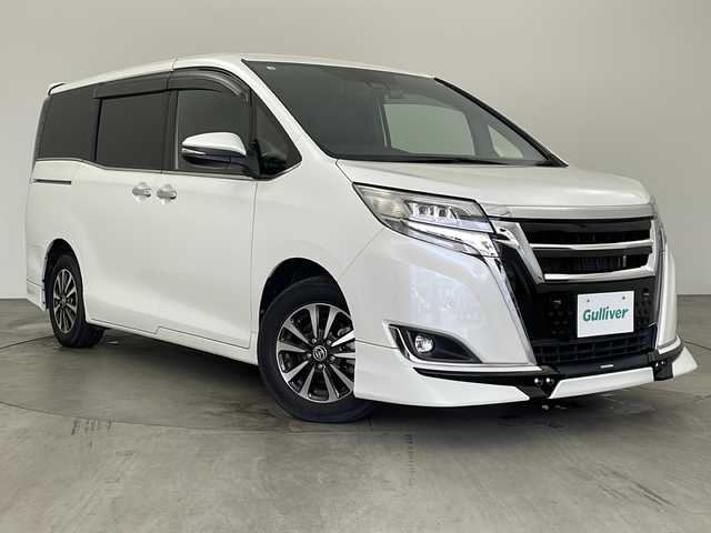 トヨタ エスクァイア Gi 広島県 2020(令2)年 2.4万km ホワイトパールクリスタルシャイン ・純正9インチナビ&Bluetoothオーディオ&CD/DVD再生&SD&TV/・リアフリップダウンモニター/・バックカメラ/・ビルドインETC/・Toyota Safety Sense/・プリクラッシュセーフティ/・レーンディパーチャーアラート/・オートマチックハイビーム/・先行車発進告知機能/・パーキングサポートブレーキ（前後方静止物）/・車両接近通報装置/・クルーズコントロール/・前後ドライブレコーダー/・純正フロアマット/・レザーシート/・シートヒーター（運転席・助手席）/・両側パワースライドドア/・TRDエアロパーツ/・純正15インチアルミホイール/・ABS/・横滑り防止機能/・前後コーナーセンサー/・盗難防止装置/・オートライト/・LEDヘッドライト/・Wエアバック/・アイドリングストップ/・WACエアコン/・スペアキー/・スマートキー