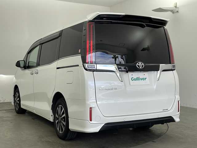 トヨタ エスクァイア Gi 広島県 2020(令2)年 2.4万km ホワイトパールクリスタルシャイン ・純正9インチナビ&Bluetoothオーディオ&CD/DVD再生&SD&TV/・リアフリップダウンモニター/・バックカメラ/・ビルドインETC/・Toyota Safety Sense/・プリクラッシュセーフティ/・レーンディパーチャーアラート/・オートマチックハイビーム/・先行車発進告知機能/・パーキングサポートブレーキ（前後方静止物）/・車両接近通報装置/・クルーズコントロール/・前後ドライブレコーダー/・純正フロアマット/・レザーシート/・シートヒーター（運転席・助手席）/・両側パワースライドドア/・TRDエアロパーツ/・純正15インチアルミホイール/・ABS/・横滑り防止機能/・前後コーナーセンサー/・盗難防止装置/・オートライト/・LEDヘッドライト/・Wエアバック/・アイドリングストップ/・WACエアコン/・スペアキー/・スマートキー