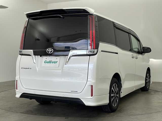 トヨタ エスクァイア Gi 広島県 2020(令2)年 2.4万km ホワイトパールクリスタルシャイン ・純正9インチナビ&Bluetoothオーディオ&CD/DVD再生&SD&TV/・リアフリップダウンモニター/・バックカメラ/・ビルドインETC/・Toyota Safety Sense/・プリクラッシュセーフティ/・レーンディパーチャーアラート/・オートマチックハイビーム/・先行車発進告知機能/・パーキングサポートブレーキ（前後方静止物）/・車両接近通報装置/・クルーズコントロール/・前後ドライブレコーダー/・純正フロアマット/・レザーシート/・シートヒーター（運転席・助手席）/・両側パワースライドドア/・TRDエアロパーツ/・純正15インチアルミホイール/・ABS/・横滑り防止機能/・前後コーナーセンサー/・盗難防止装置/・オートライト/・LEDヘッドライト/・Wエアバック/・アイドリングストップ/・WACエアコン/・スペアキー/・スマートキー