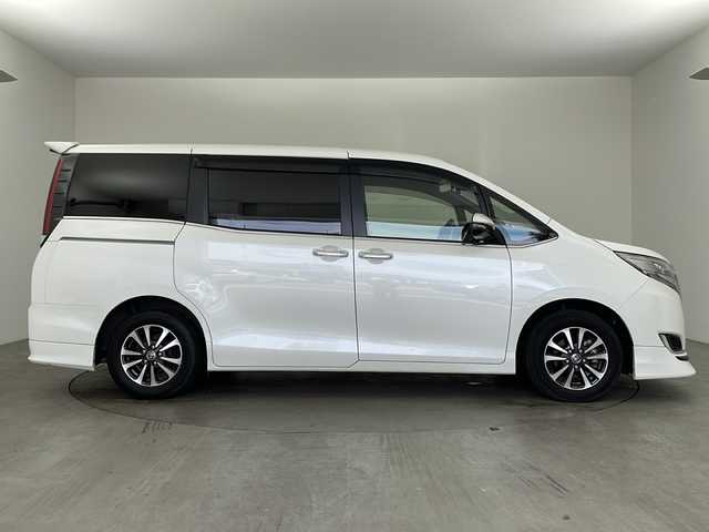 トヨタ エスクァイア Gi 広島県 2020(令2)年 2.4万km ホワイトパールクリスタルシャイン ・純正9インチナビ&Bluetoothオーディオ&CD/DVD再生&SD&TV/・リアフリップダウンモニター/・バックカメラ/・ビルドインETC/・Toyota Safety Sense/・プリクラッシュセーフティ/・レーンディパーチャーアラート/・オートマチックハイビーム/・先行車発進告知機能/・パーキングサポートブレーキ（前後方静止物）/・車両接近通報装置/・クルーズコントロール/・前後ドライブレコーダー/・純正フロアマット/・レザーシート/・シートヒーター（運転席・助手席）/・両側パワースライドドア/・TRDエアロパーツ/・純正15インチアルミホイール/・ABS/・横滑り防止機能/・前後コーナーセンサー/・盗難防止装置/・オートライト/・LEDヘッドライト/・Wエアバック/・アイドリングストップ/・WACエアコン/・スペアキー/・スマートキー