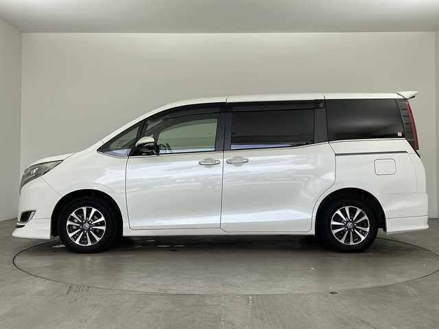 トヨタ エスクァイア Gi 広島県 2020(令2)年 2.4万km ホワイトパールクリスタルシャイン ・純正9インチナビ&Bluetoothオーディオ&CD/DVD再生&SD&TV/・リアフリップダウンモニター/・バックカメラ/・ビルドインETC/・Toyota Safety Sense/・プリクラッシュセーフティ/・レーンディパーチャーアラート/・オートマチックハイビーム/・先行車発進告知機能/・パーキングサポートブレーキ（前後方静止物）/・車両接近通報装置/・クルーズコントロール/・前後ドライブレコーダー/・純正フロアマット/・レザーシート/・シートヒーター（運転席・助手席）/・両側パワースライドドア/・TRDエアロパーツ/・純正15インチアルミホイール/・ABS/・横滑り防止機能/・前後コーナーセンサー/・盗難防止装置/・オートライト/・LEDヘッドライト/・Wエアバック/・アイドリングストップ/・WACエアコン/・スペアキー/・スマートキー