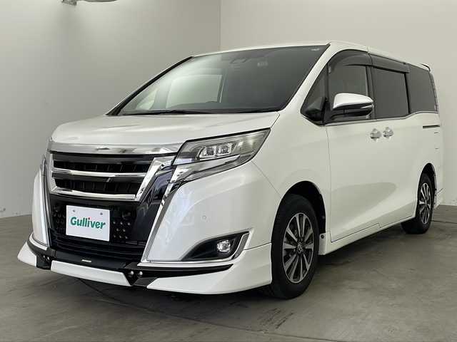 トヨタ エスクァイア Gi 広島県 2020(令2)年 2.4万km ホワイトパールクリスタルシャイン ・純正9インチナビ&Bluetoothオーディオ&CD/DVD再生&SD&TV/・リアフリップダウンモニター/・バックカメラ/・ビルドインETC/・Toyota Safety Sense/・プリクラッシュセーフティ/・レーンディパーチャーアラート/・オートマチックハイビーム/・先行車発進告知機能/・パーキングサポートブレーキ（前後方静止物）/・車両接近通報装置/・クルーズコントロール/・前後ドライブレコーダー/・純正フロアマット/・レザーシート/・シートヒーター（運転席・助手席）/・両側パワースライドドア/・TRDエアロパーツ/・純正15インチアルミホイール/・ABS/・横滑り防止機能/・前後コーナーセンサー/・盗難防止装置/・オートライト/・LEDヘッドライト/・Wエアバック/・アイドリングストップ/・WACエアコン/・スペアキー/・スマートキー