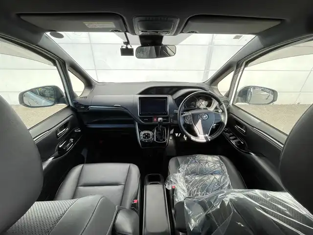 トヨタ エスクァイア Gi 千葉県 2020(令2)年 2.4万km ホワイトパールクリスタルシャイン TRDエアロ(F/R)/トヨタセーフティセンス/・衝突軽減ブレーキ/レーンキープアシスト/・オートハイビーム/クリアランスソナー/純正フリップダウンモニター/純正9インチナビ(NSZT-Y68T)/・フルセグ/BT/DVD/CD/バックカメラ/ステアリングスイッチ/ETC/両側パワースライドドア/レザーシート/シートヒーター(D/N席)/LEDヘッドライト/オートライト/フォグライト/スマートキー/プッシュスタート/純正フロアマット/純正15インチAW