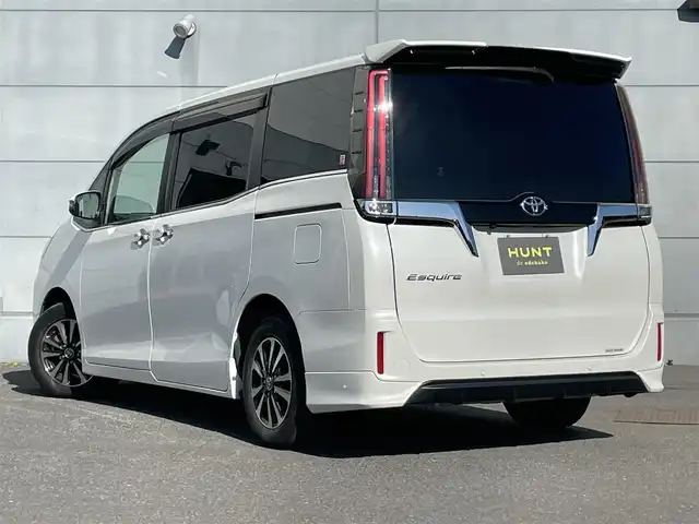 トヨタ エスクァイア Gi 千葉県 2020(令2)年 2.4万km ホワイトパールクリスタルシャイン TRDエアロ(F/R)/トヨタセーフティセンス/・衝突軽減ブレーキ/レーンキープアシスト/・オートハイビーム/クリアランスソナー/純正フリップダウンモニター/純正9インチナビ(NSZT-Y68T)/・フルセグ/BT/DVD/CD/バックカメラ/ステアリングスイッチ/ETC/両側パワースライドドア/レザーシート/シートヒーター(D/N席)/LEDヘッドライト/オートライト/フォグライト/スマートキー/プッシュスタート/純正フロアマット/純正15インチAW